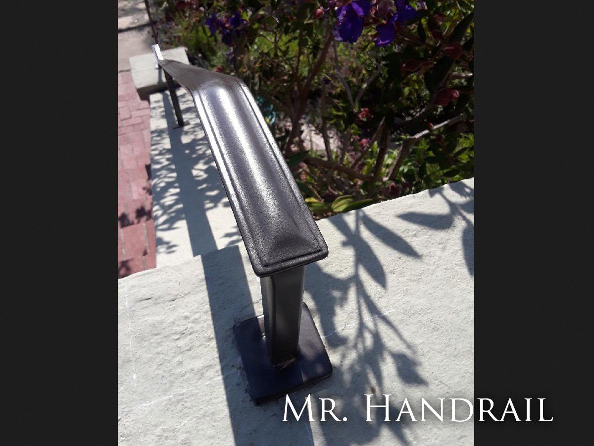 (CU-21) - Presidential endings on a molded Cap Railing