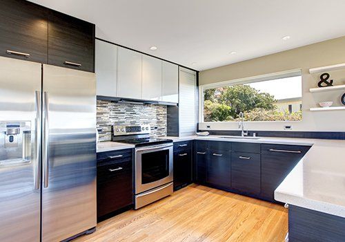 Cucina blu con moderni elettrodomestici