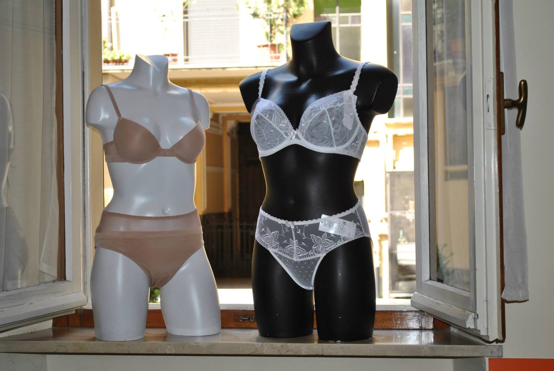 manichini con abbigliamento intimo ortopedico per donna