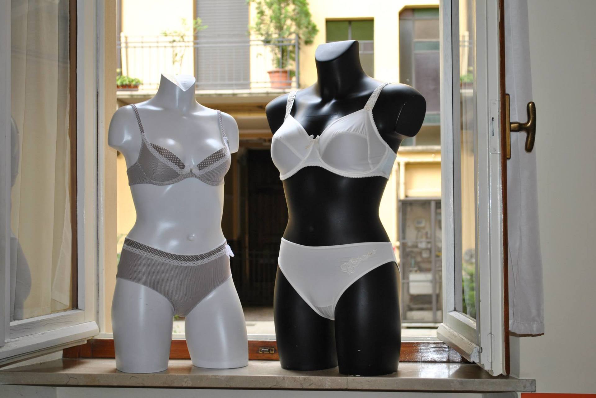 manichini con intimo ortopedico per donna