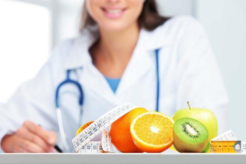 COME LAVORO  Il mio metodo consiste nell' elaborazione di piani di educazione alimentare personalizzati in cui il dimagrimento è la conseguenza del cambiamento radicale dello stile di vita. Durante l'intero percorso ti insegnerò a mangiare, a combinare gli alimenti nel modo giusto, e ti spiegherò come comportarti dopo un piccolo periodo di “sgarri” alimentari. Imparerai le caratteristiche nutrizionali di ogni alimento. Quindi alla fine della terapia alimentare avrai imparato a mangiare in modo giusto e sano e sarai indipendente:  non necessiterai più dell'aiuto di un nutrizionista.