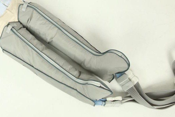 Eine Nahaufnahme einer grauen und blauen Tasche auf einer weißen Oberfläche