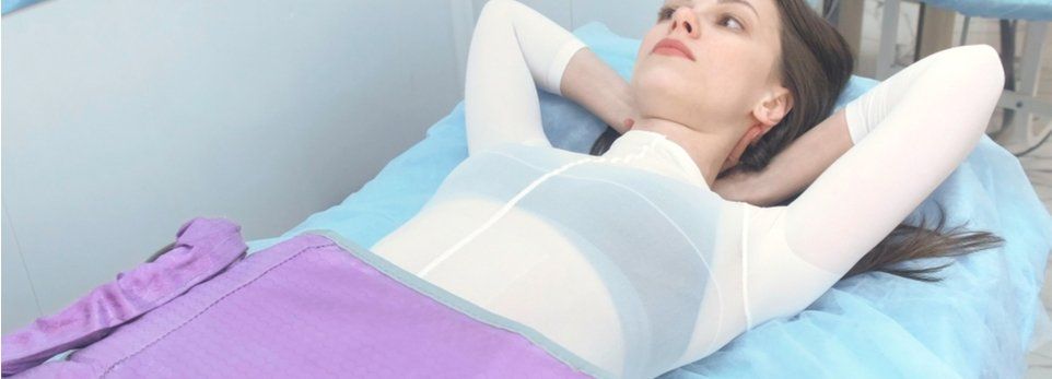Frau entspannt mit Kompressionstherapiegerät