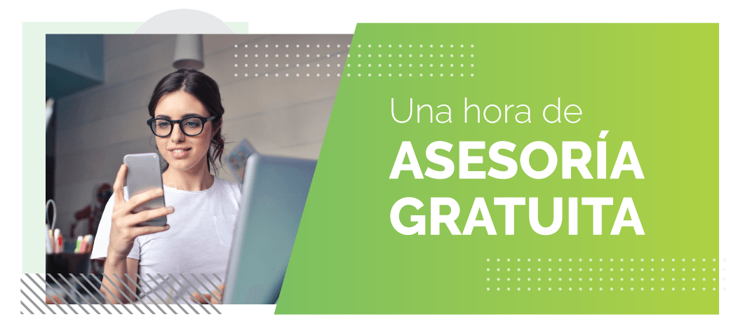 Una persona con gafas mira su teléfono inteligente, junto a una pancarta verde que dice 