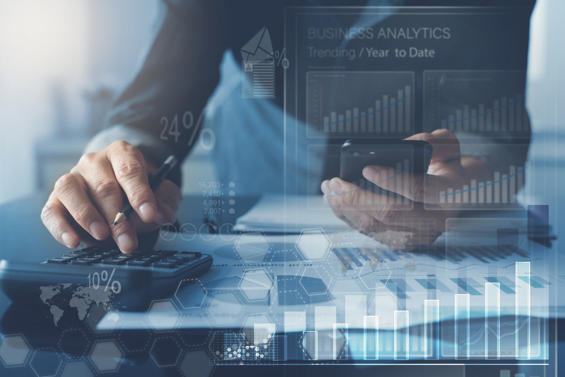 Manos utilizando una calculadora y un teléfono inteligente sobre documentos financieros con gráficos y diagramas de datos y análisis empresariales superpuestos.
