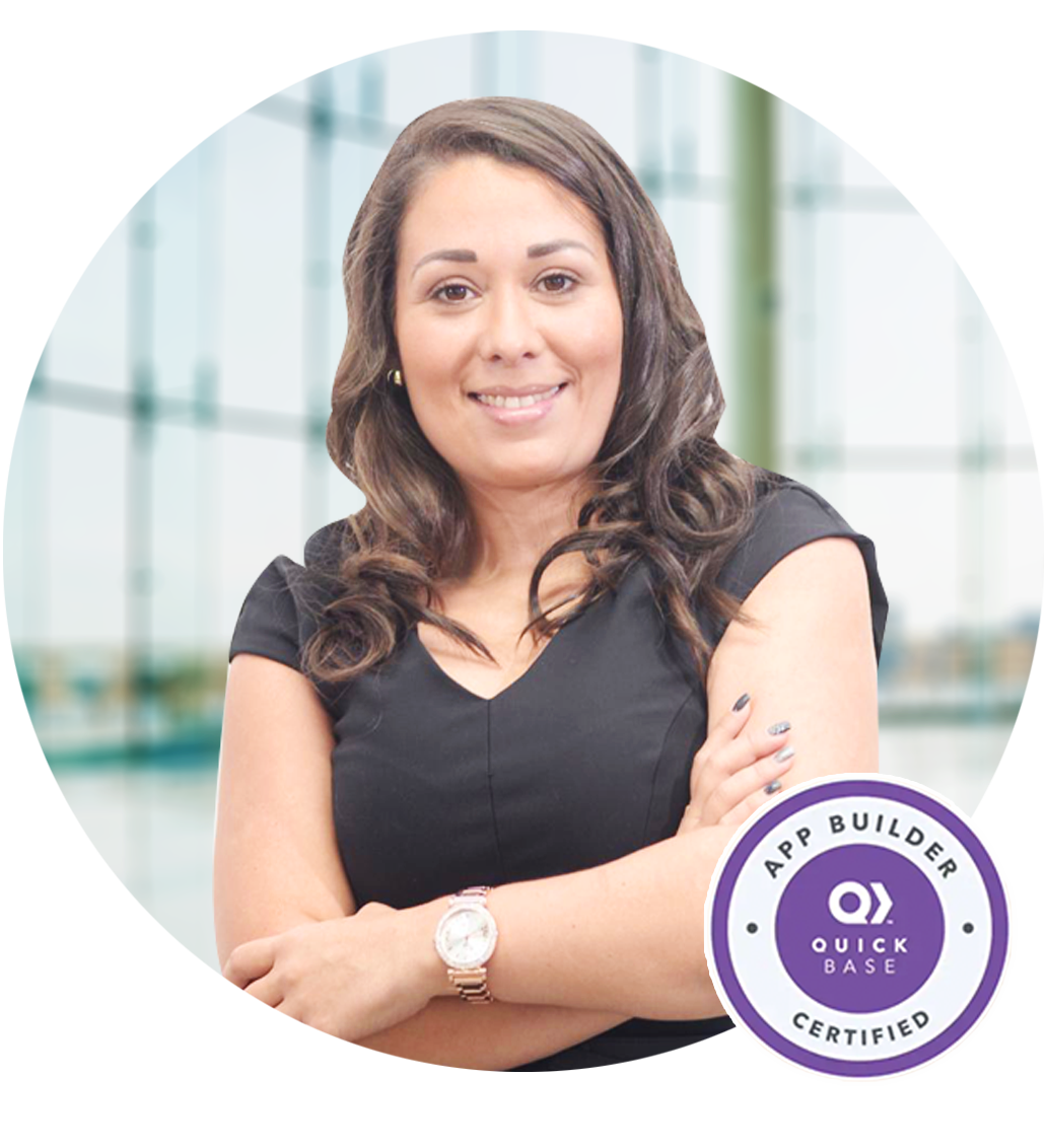 Mujer con los brazos cruzados, sonriente, vestida de negro, con una insignia de certificación de App Builder.