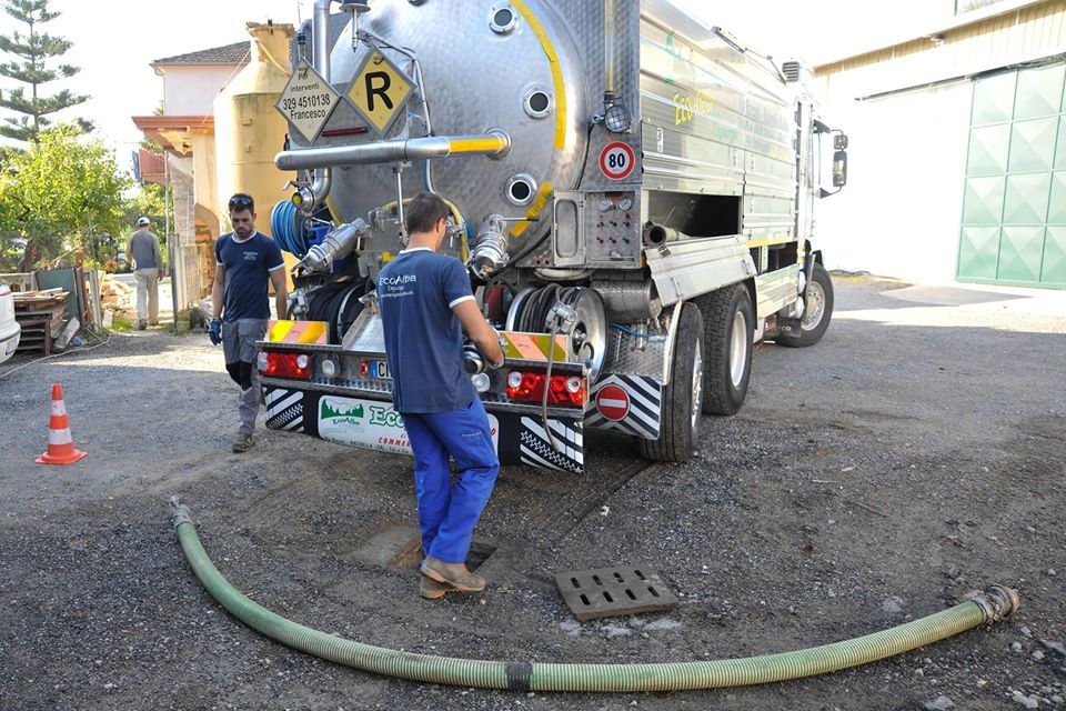 operai dell'impresa con cisterna
