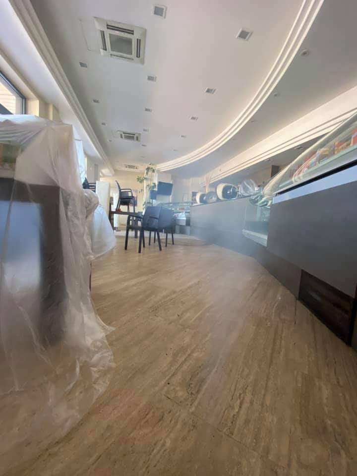 sanificazione all'interno di un bar