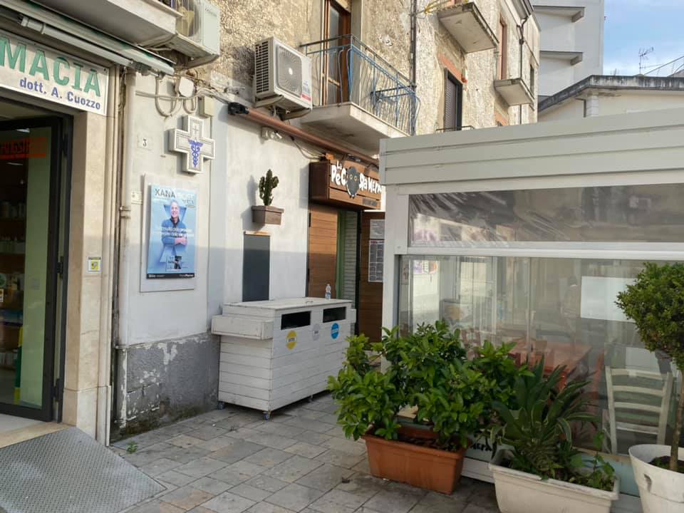 intervento di sanificazione all'interno della veranda di un ristorante