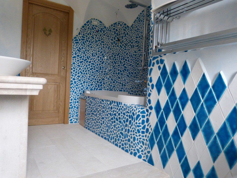 una toilette azzurra con vasca da bagno