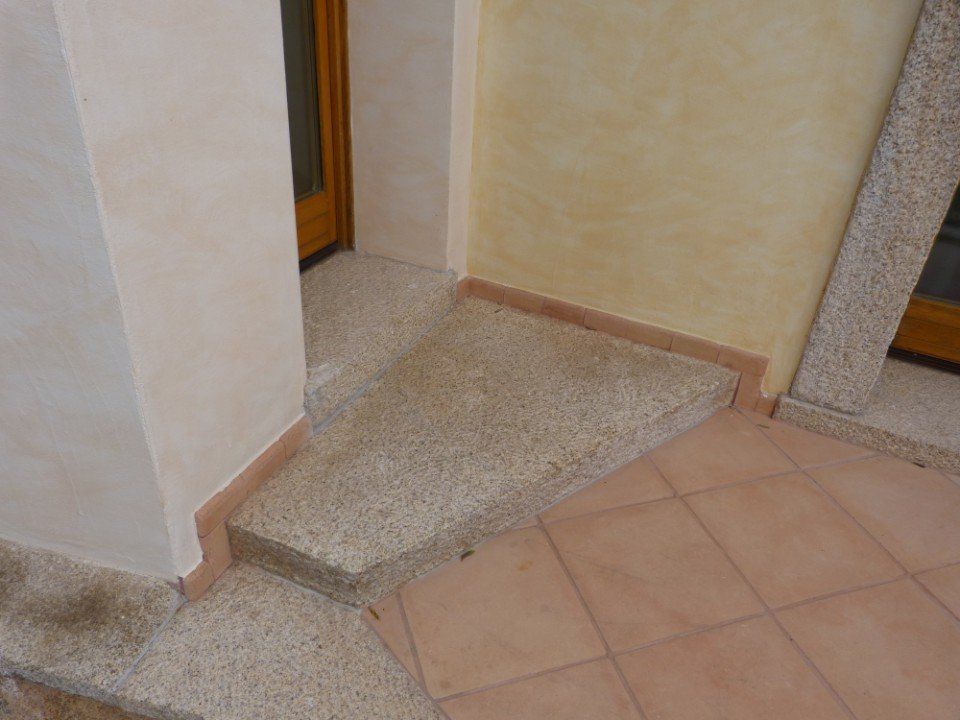 gradini all'uscio di una porta