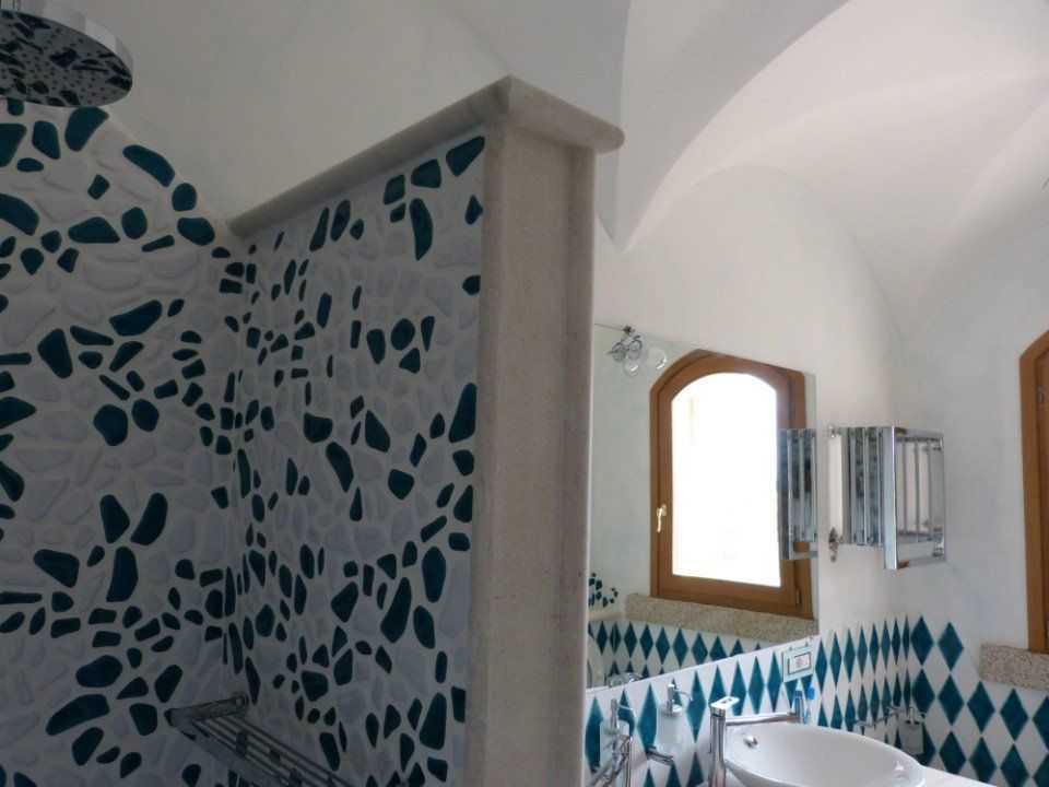 un bagno con piastrelle bianche e blu