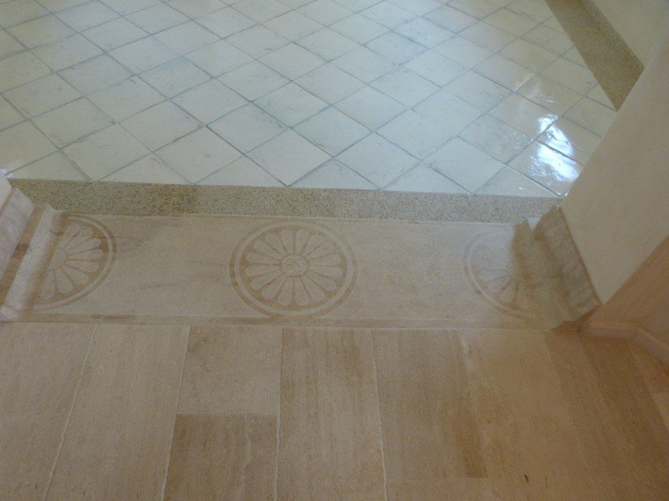 un pavimento mezzo in parquet mezzo in cotto grezzo