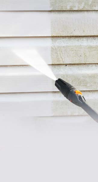 Power-washing-an-vinyl-siding-in-deforest-wisconsin