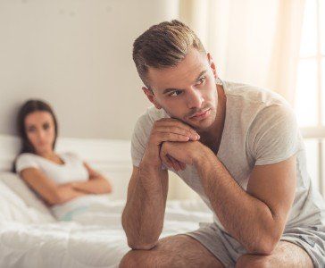Coppia al letto, ognuno guarda un lato diverso e non si parlano