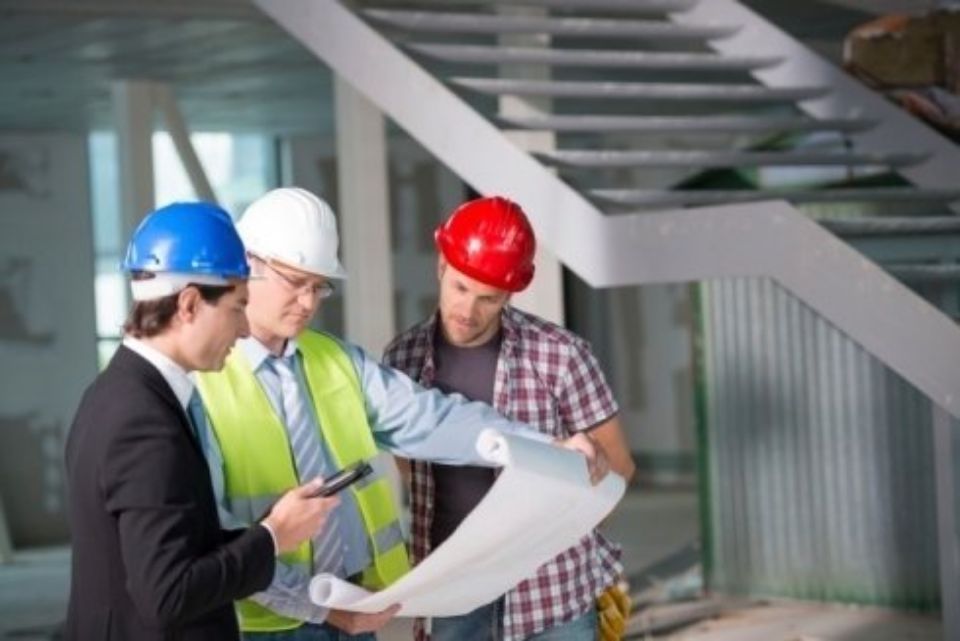 Tecnici che studiano progetto