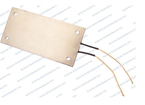 Almohadilla térmica rectangular plana con dos cables negros y dos cables naranjas sobre un fondo blanco.