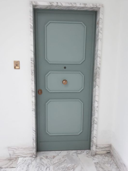 portone in legno con inferriata
