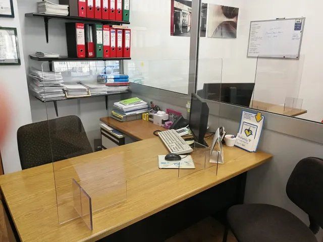 tavolo con divisorio in plexiglass