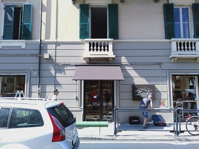 negozio su strada ccon balconcino sopra