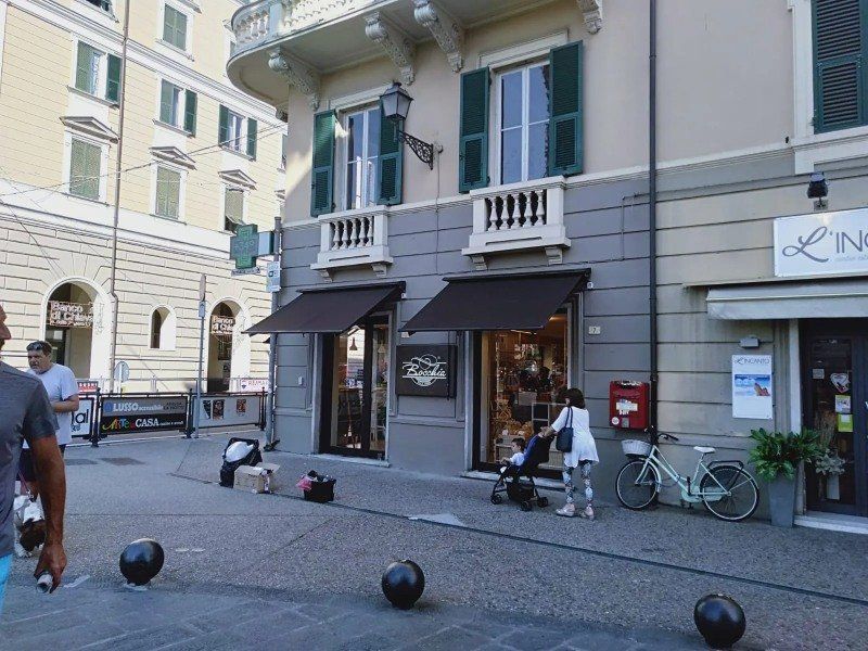 Cartello farmacia su strada