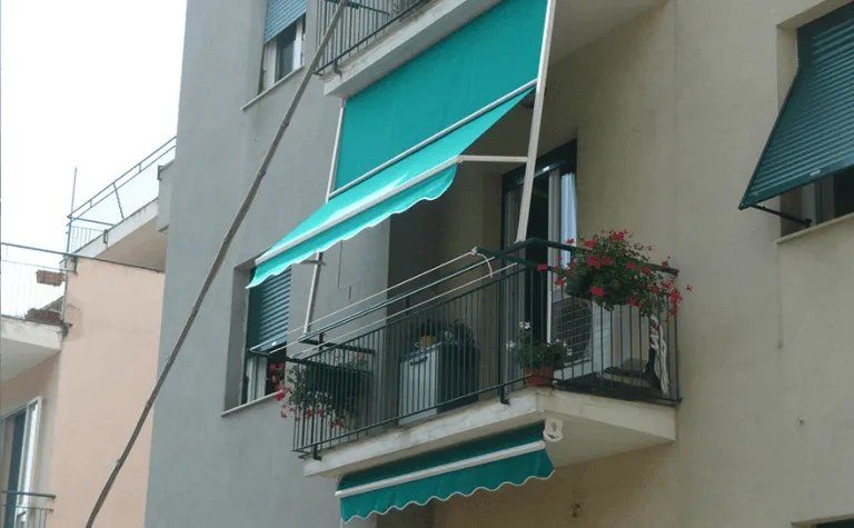 tenda verde su balconcino