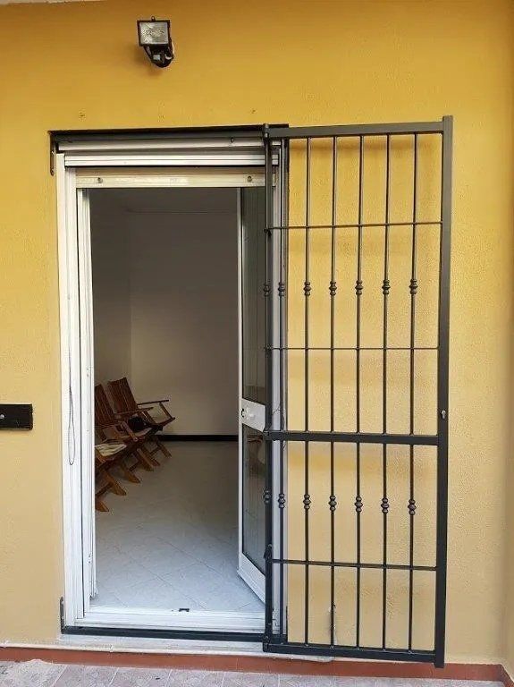 inferriate su muro giallo