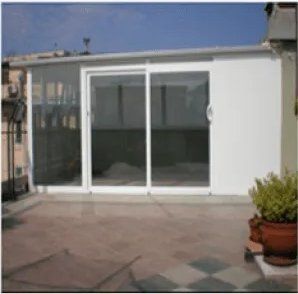 veranda con muro bianco