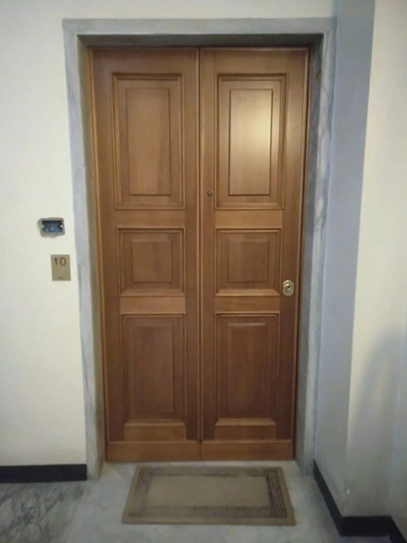 porta chiusa in legno