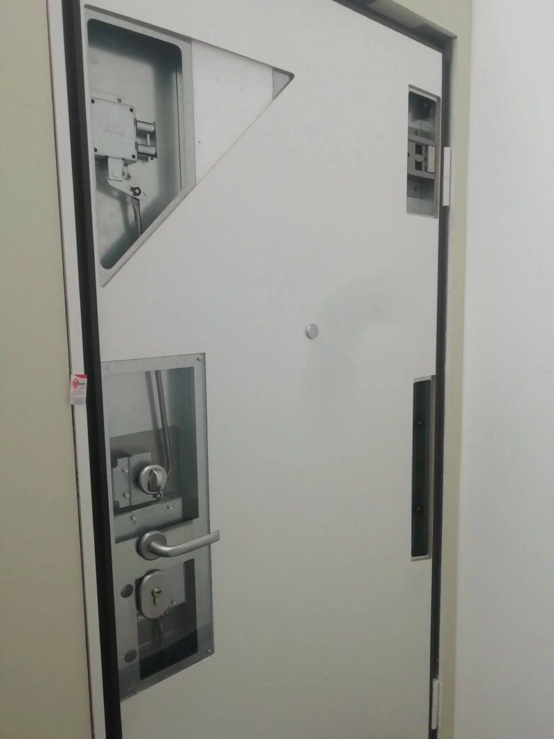 porta con maniglia blindata