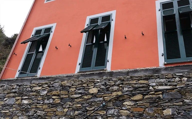 finestre con persiane viste da fuori