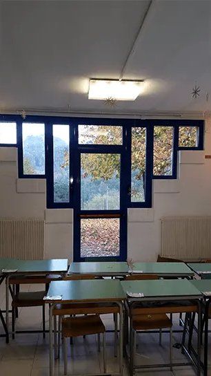 finestra blu a mosaico
