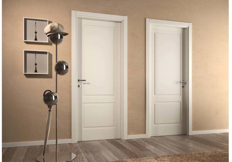 due porte bianche