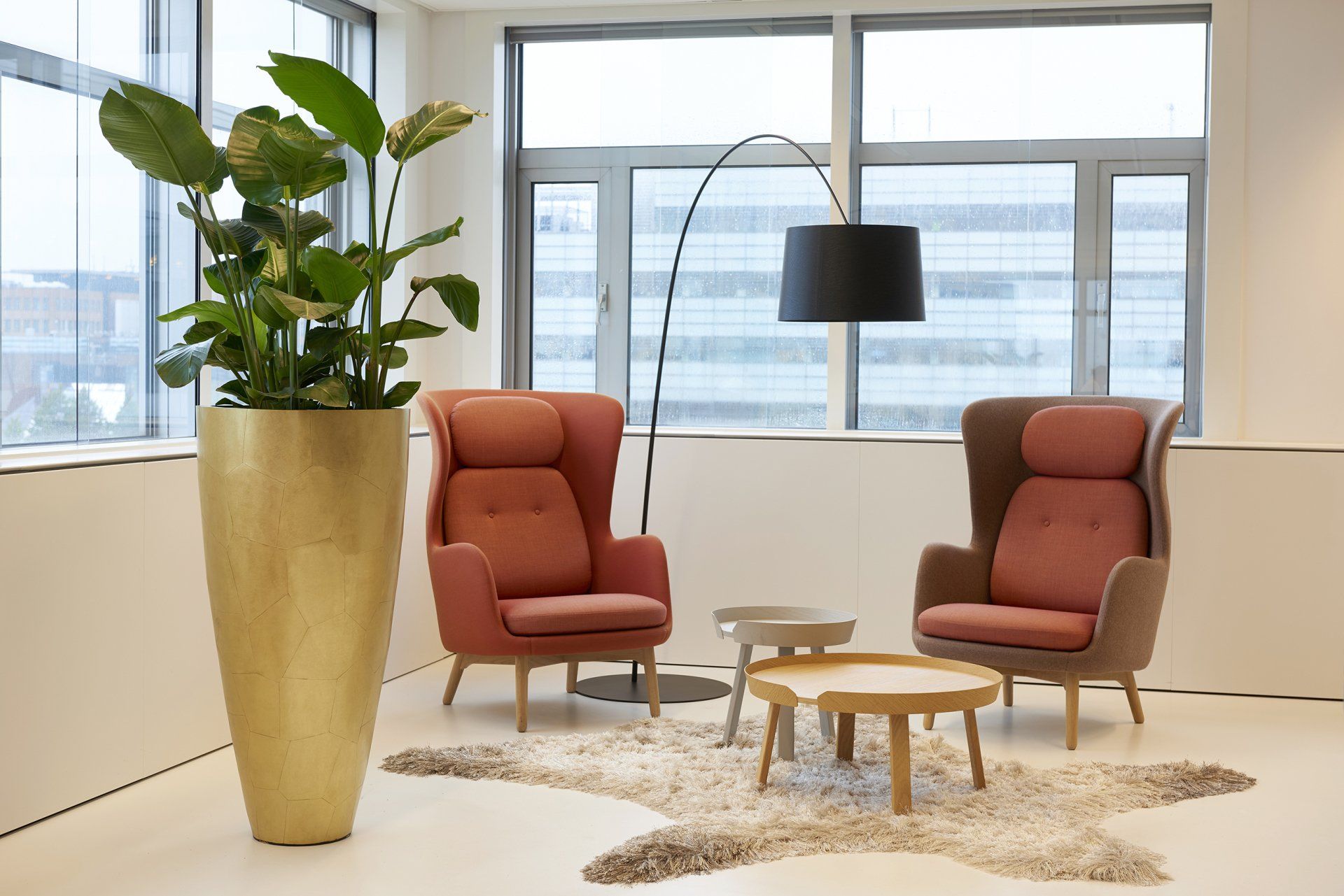 Kantoorplant in grote hoge gouden plantenbak