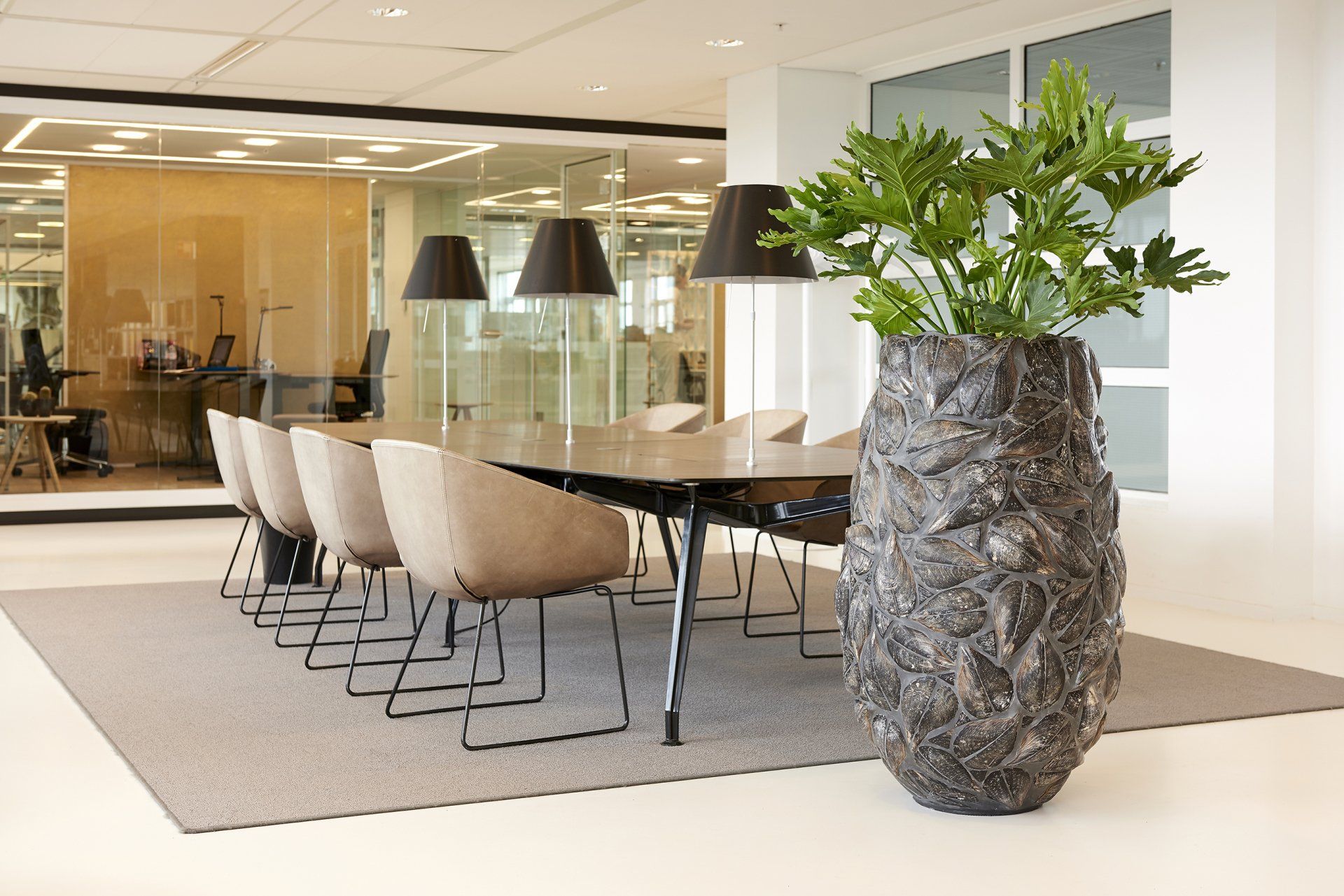 Een prachtige grote plantenbak als aankleding voor de vergaderkamer.