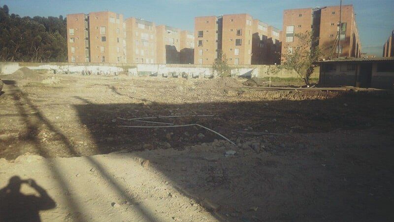 Un solar vacío frente a edificios de apartamentos de ladrillo 