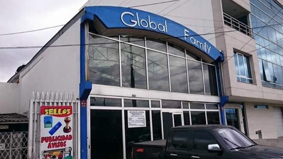 Fachada de Global Finance con toldo azul y una camioneta negra estacionada afuera.