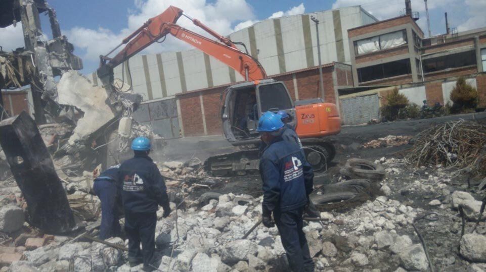Dos trabajadores con cascos azules
