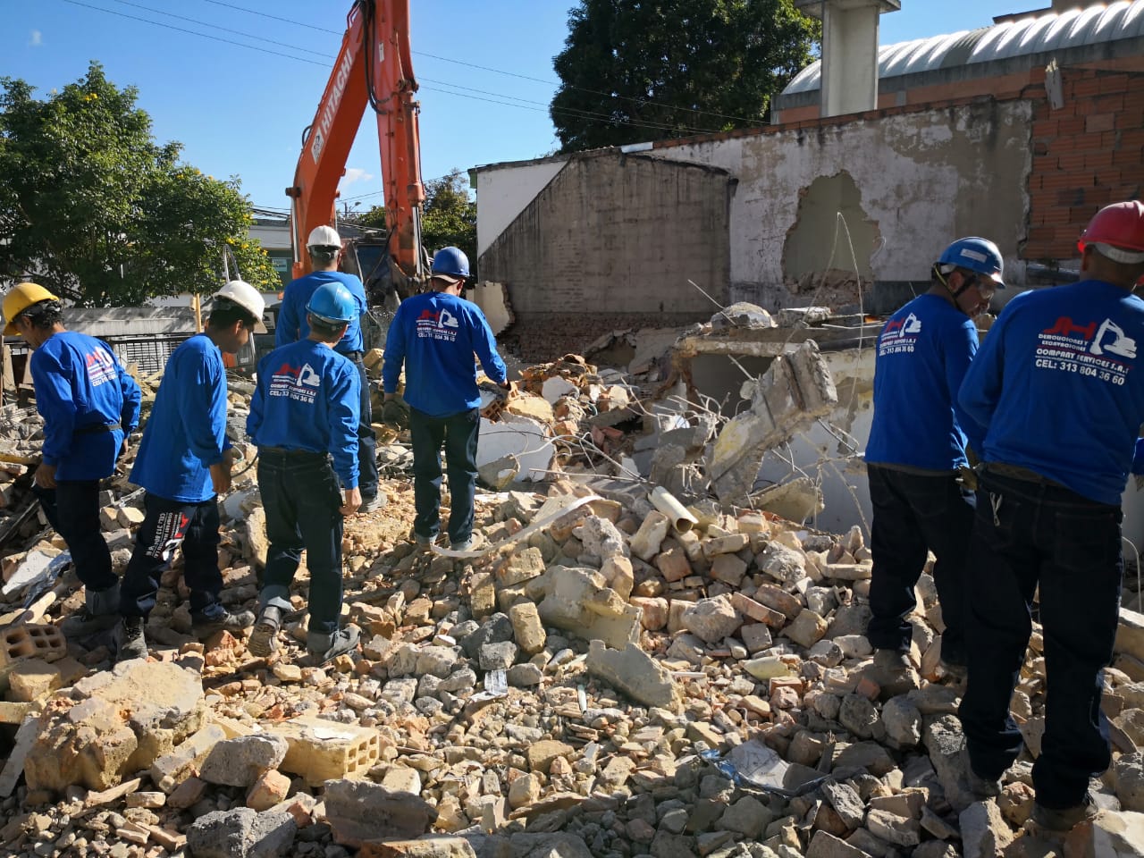 Los operarios de rescate, vestidos con camisetas azules