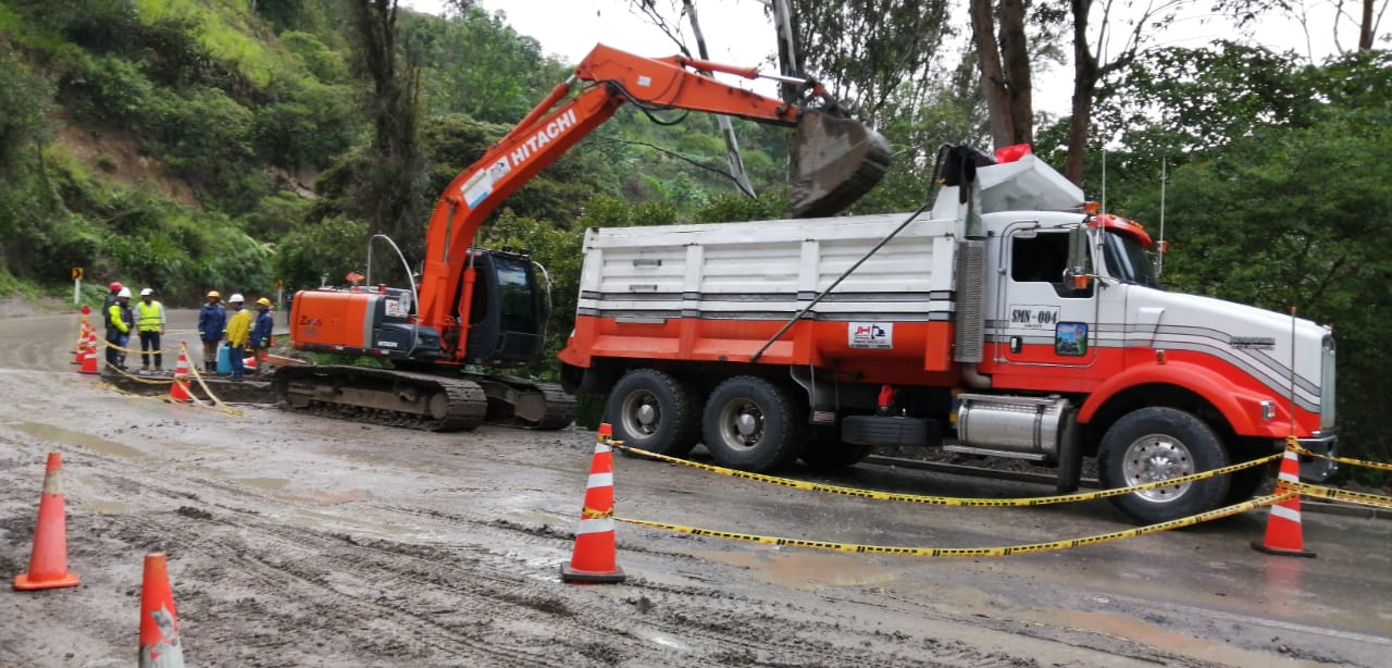 Excavadora y camión volquete rojo en una obra en construcción
