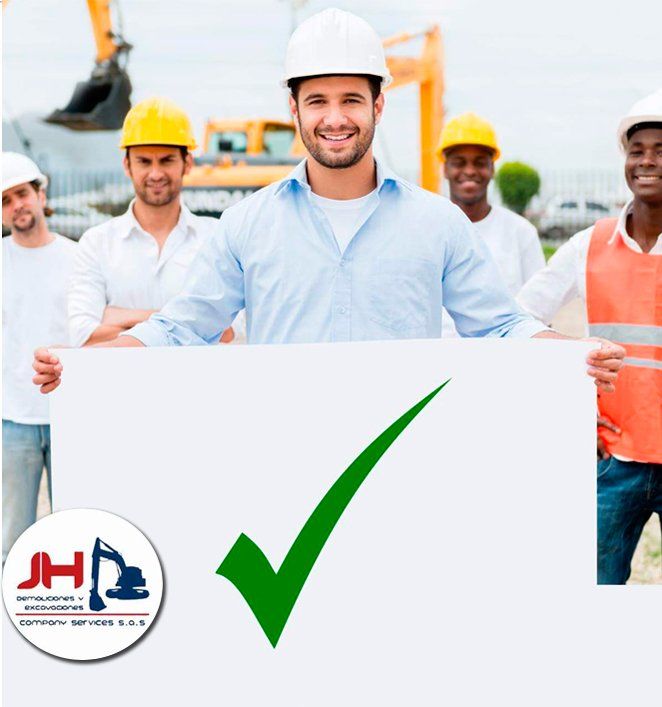 Obreros de la construcción con cascos sostienen un cartel blanco con una marca de verificación verde