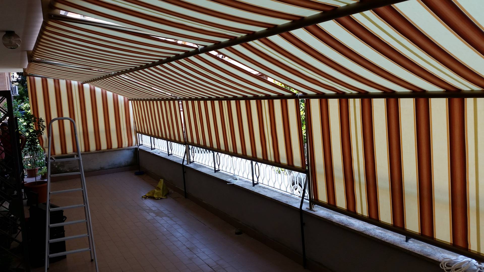 tenda a capanno su veranda