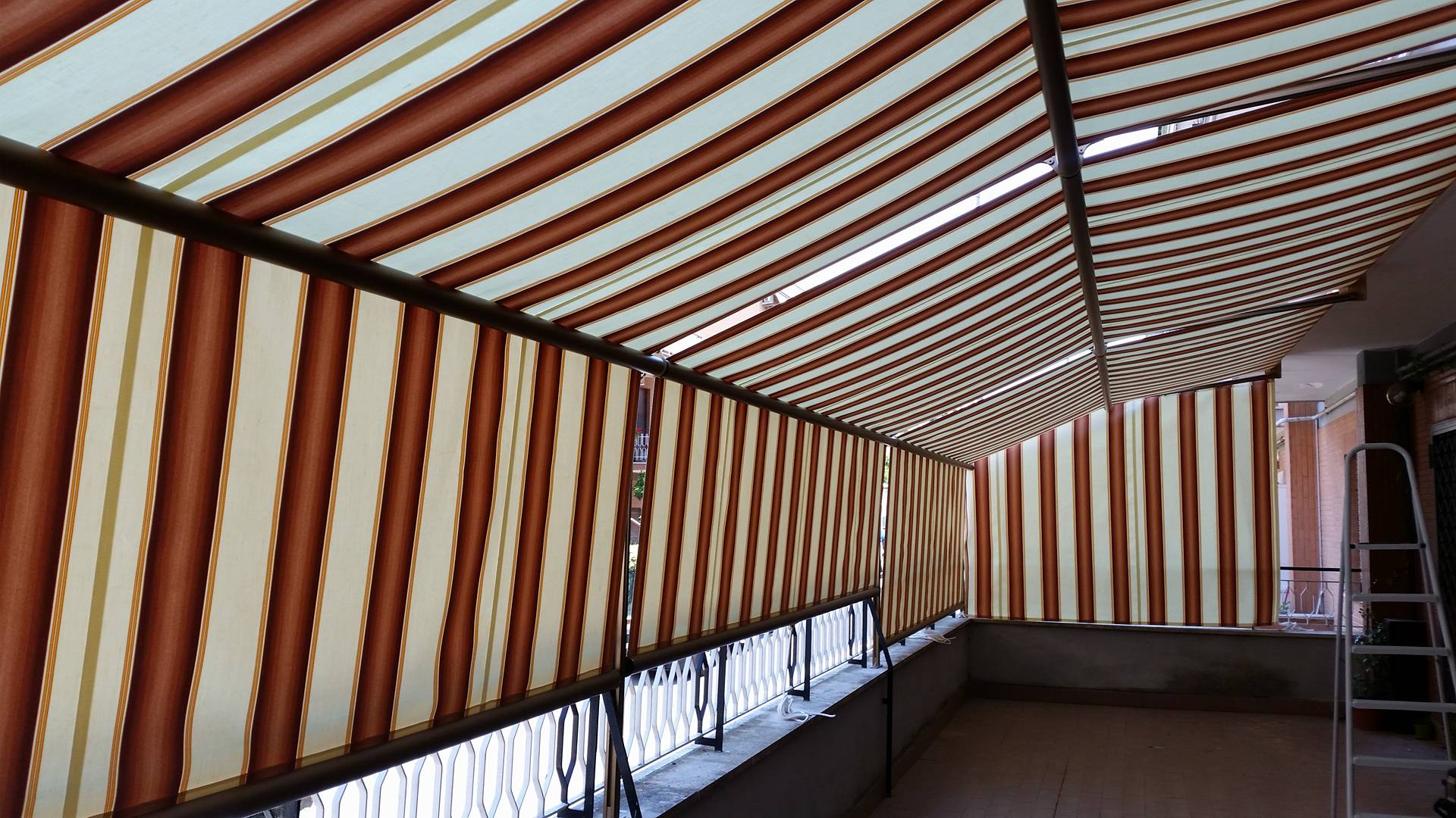 tenda a capanno a righe bianche e rosse