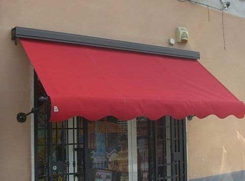 tenda a tortiglioni rossa vista frontale