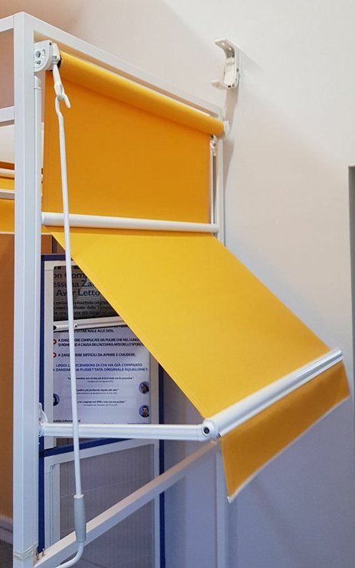 tenda ad arganello gialla in apertura