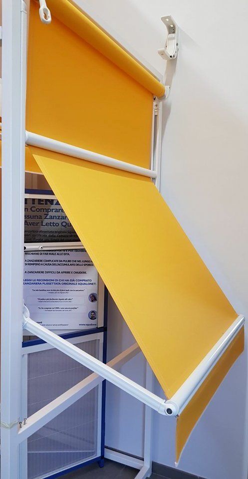 tenda ad arganello gialla aperta