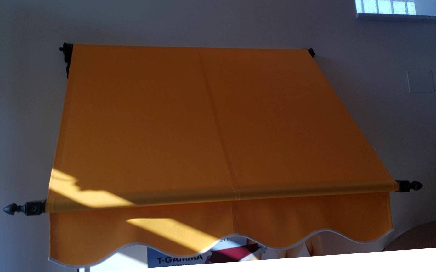 tenda a tortiglioni gialla