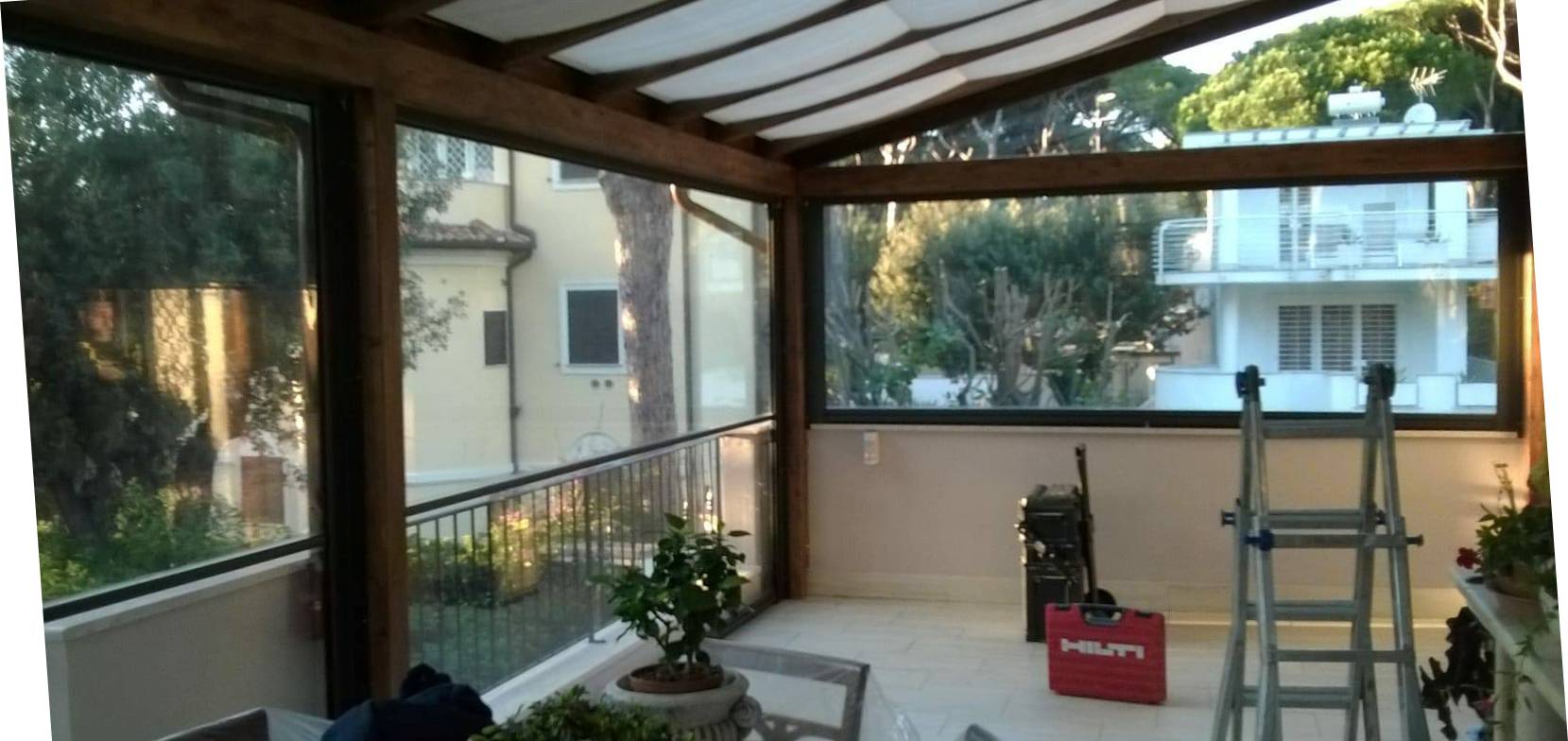 tenda ermetica con vista sull'esterno