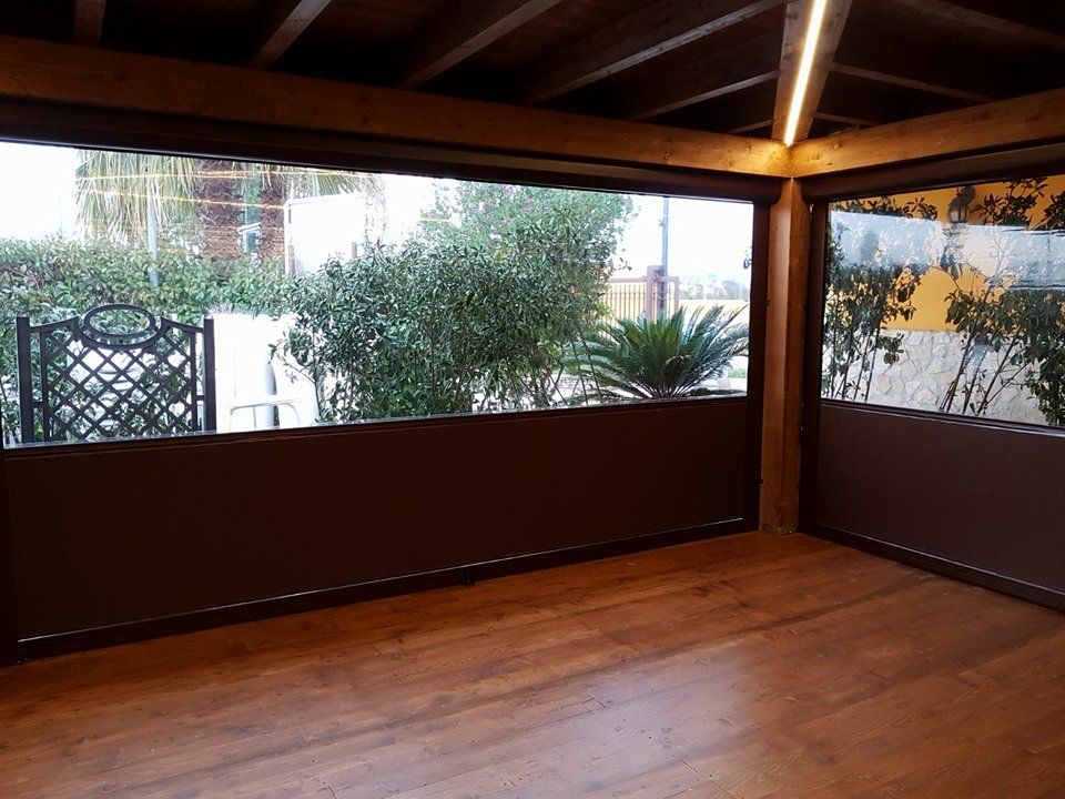 tenda ermetica in stanza con parquet