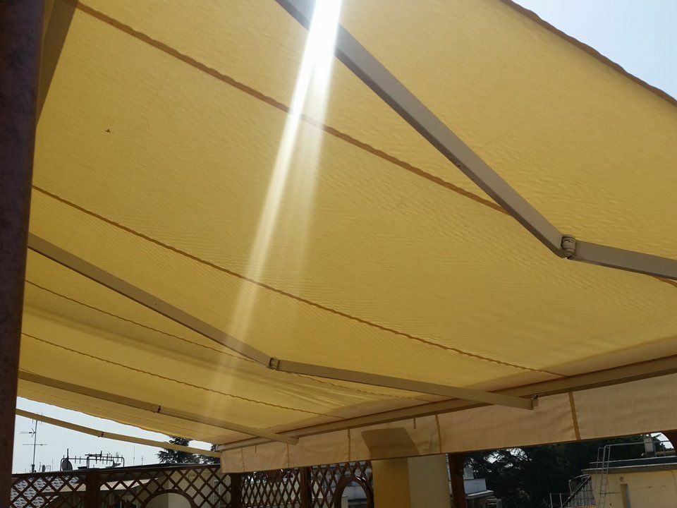 tenda a bracci gialla